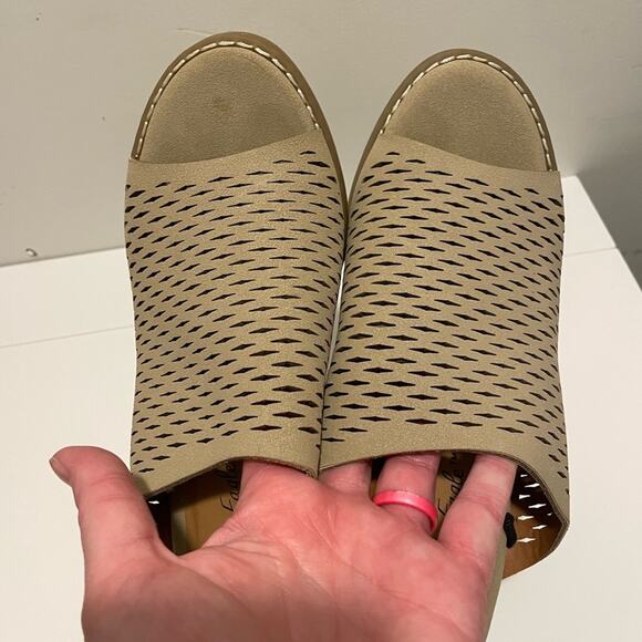 American Eagle Brand Size 8.5 Taupe Colored Slip on Heeled Sandals Suede Like - Picture 3 of 6